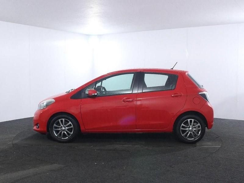 Used Toyota Yaris Plus 69 HP (50 kW) 2014 Red Hatchback