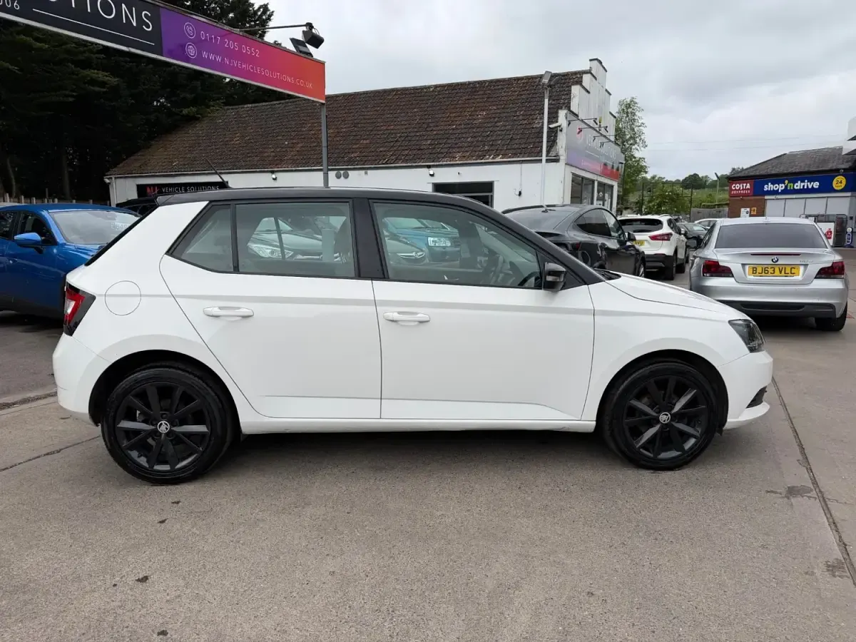 Usado Skoda Fabia Colour Edition 90 CV (66 kW) 2017 Blanco Utilitario