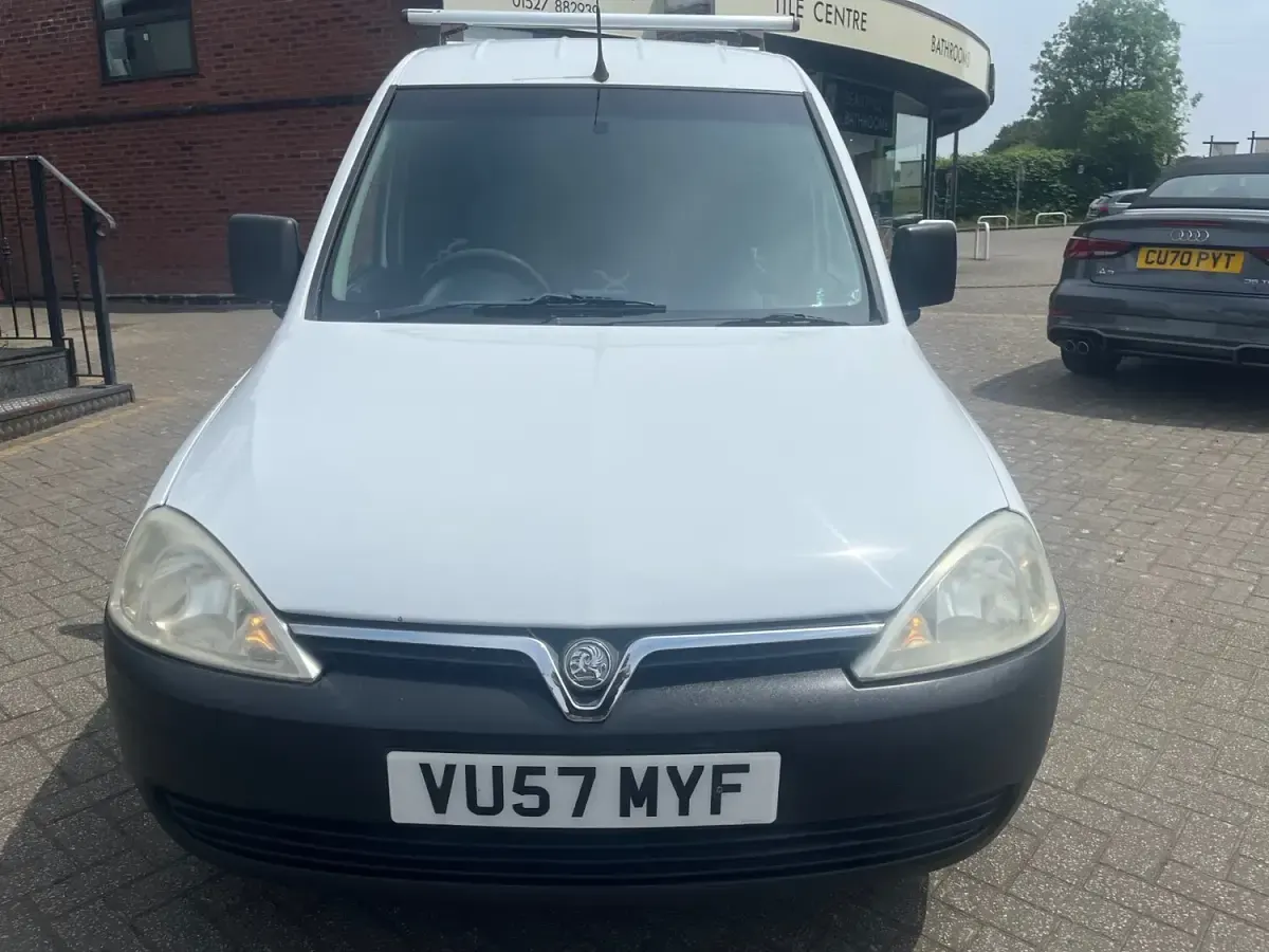 Used Vauxhall Combo 75 HP (55 kW) 2007 White MPV