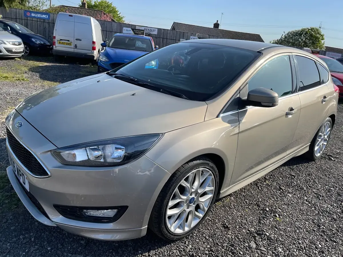 Used Ford Focus Zetec 120 HP (88 kW) 2016 Gold Hatchback