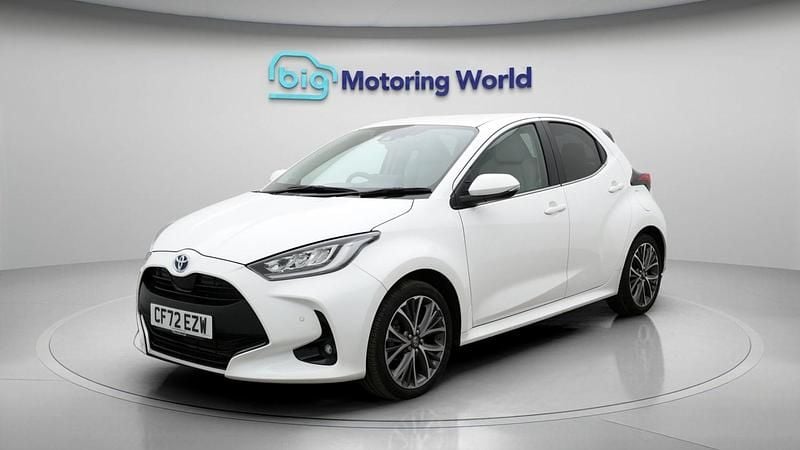 Used Toyota Yaris Hybrid 114 HP (83 kW) 2023 White Hatchback