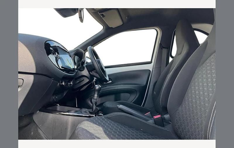 Used Toyota Aygo X 72 HP (52 kW) 2024 White SUV