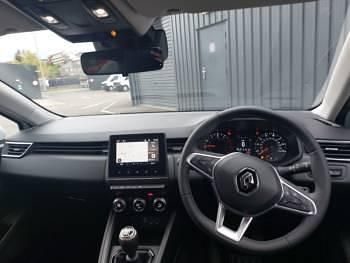 Used Renault Clio V Iconic 90 HP (66 kW) 2022 White Hatchback