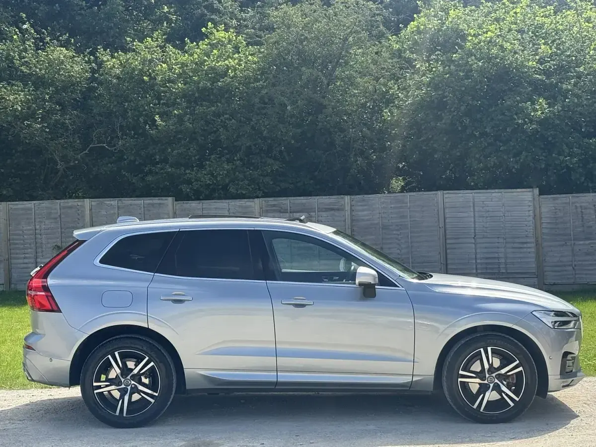 Used Volvo XC60 R-Design 190 HP (139 kW) 2018 Silver SUV