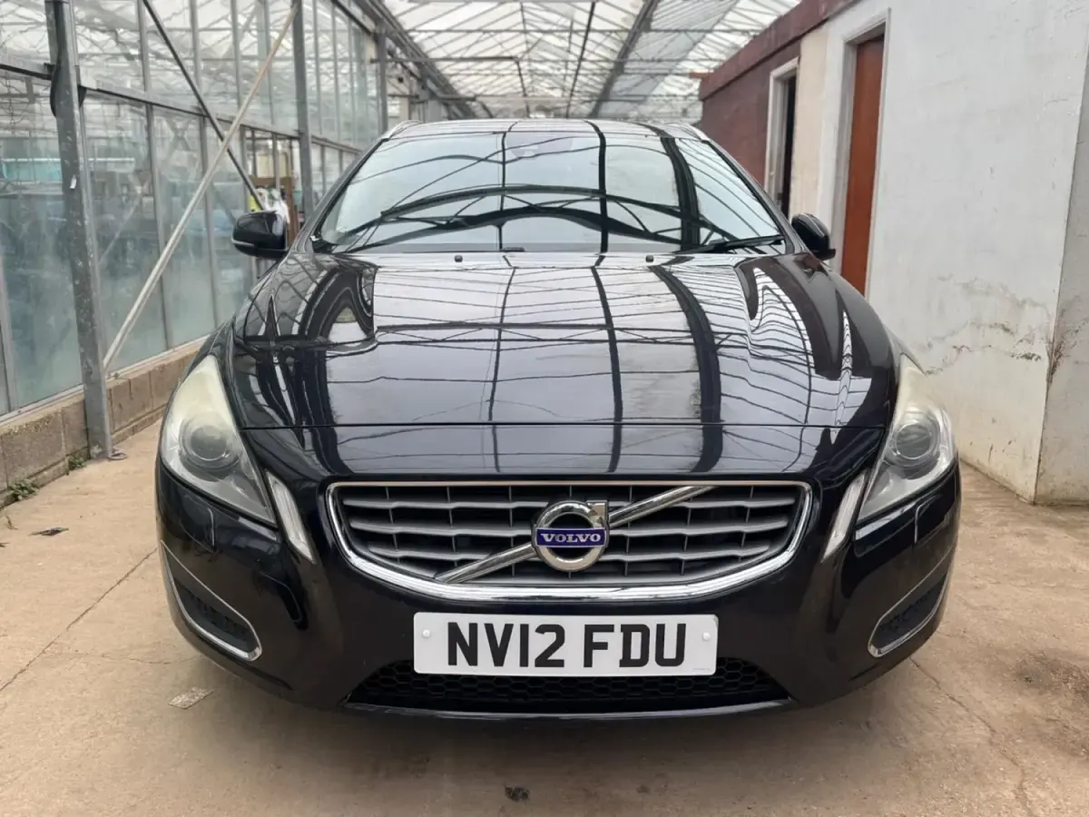 Usado Volvo V60 SE Lux 115 CV (84 kW) 2012 Negro Familiar