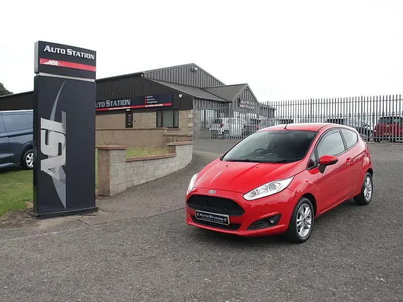 Used Ford Fiesta Zetec 100 HP (73 kW) 2017 Red Hatchback