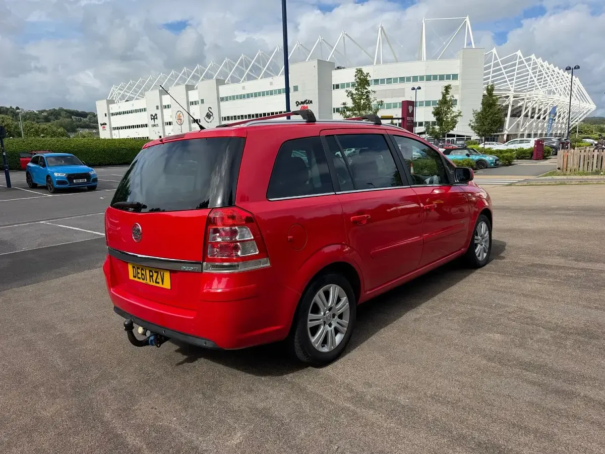 Used Vauxhall Zafira Elite 110 HP (80 kW) 2011 Red MPV