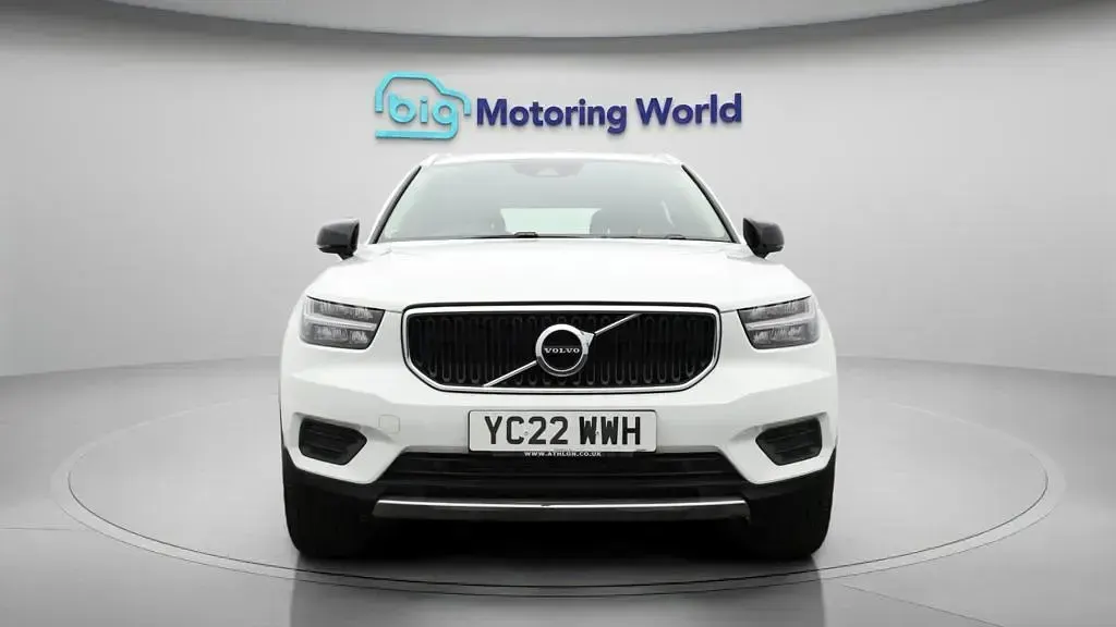 Used Volvo XC40 Momentum 163 HP (119 kW) 2022 White SUV