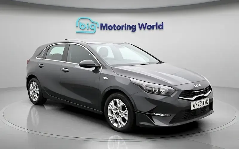 Usado Kia Ceed 160 HP (117 kW) 2023 Cinzento Citadino
