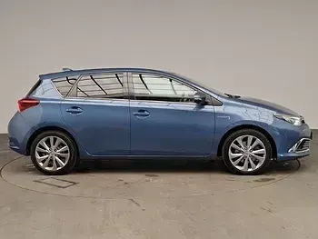 Used Toyota Auris Hybrid 136 HP (100 kW) 2018 Blue Hatchback