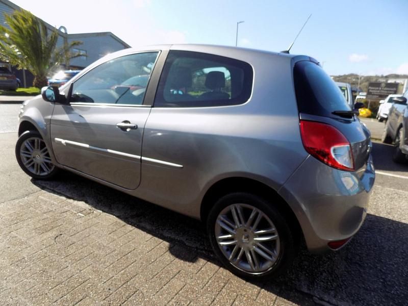 Used Renault Clio II Dynamique 75 HP (55 kW) 2011 Grey Hatchback