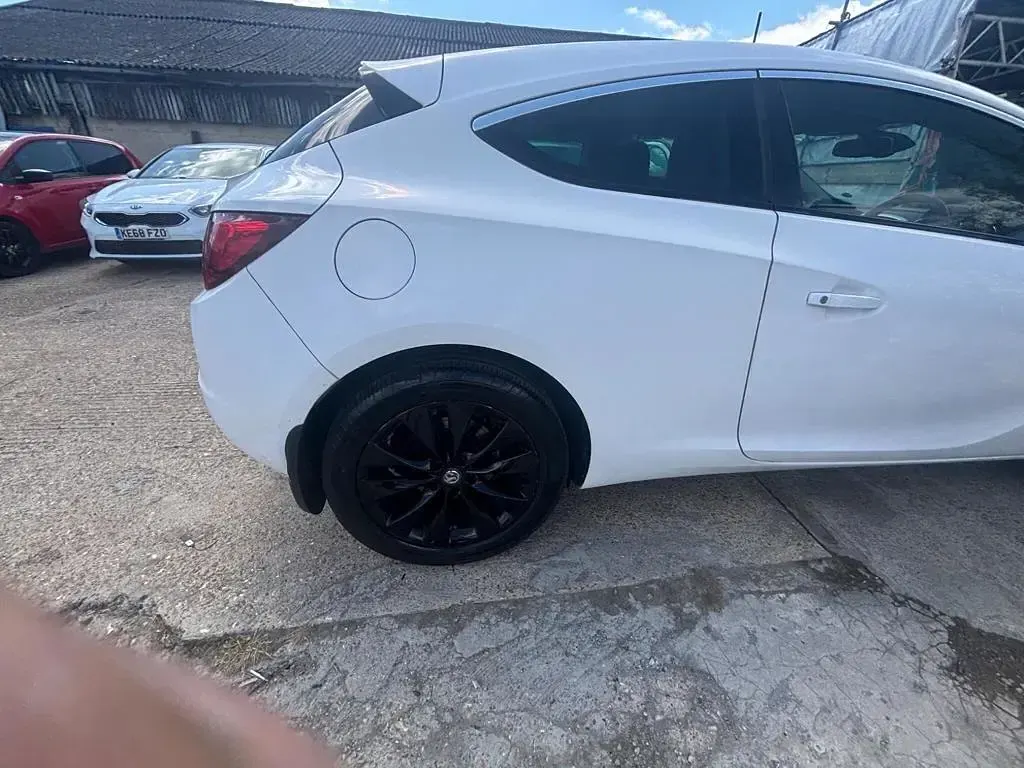 Used Vauxhall Astra GTC SRi 2013 White Coupe