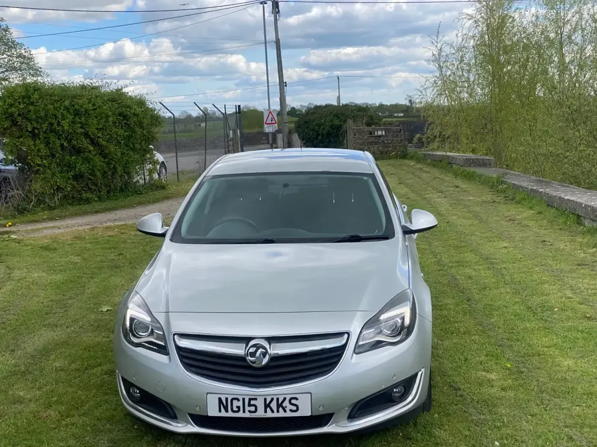Usado Vauxhall Insignia SRi 163 CV (119 kW) 2015 Plateado Utilitario