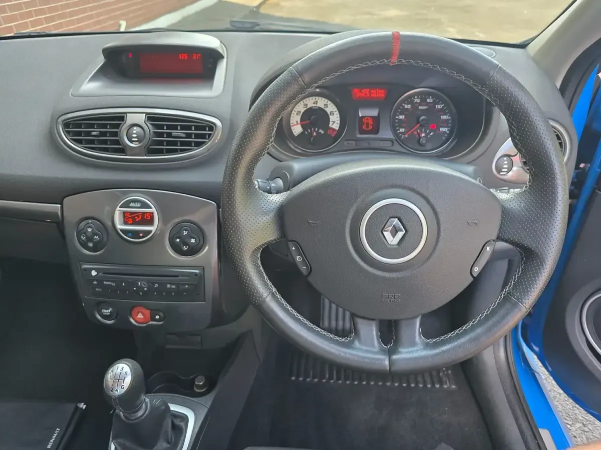 Used Renault Clio 200 HP (147 kW) 2012 Blue Hatchback