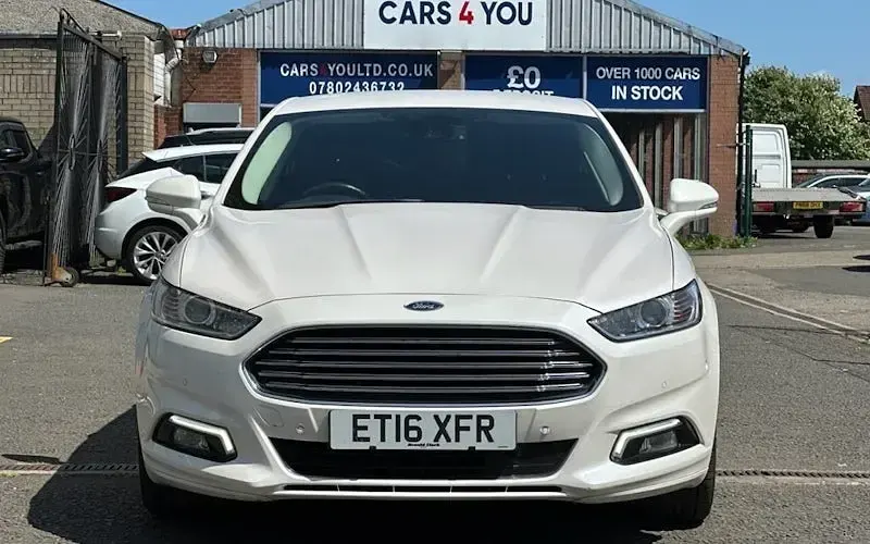 Used Ford Mondeo Titanium 180 HP (132 kW) 2016 White Hatchback