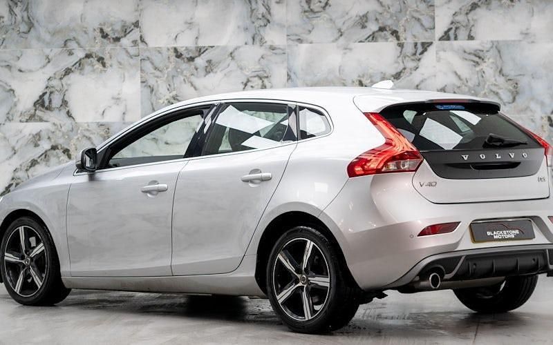 Used Volvo V40 R-Design 120 HP (88 kW) 2019 Hatchback