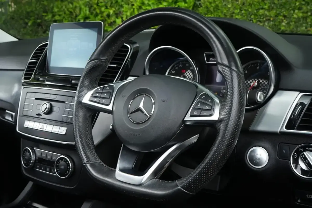 Käytetty Mercedes GLE250 AMG line 2017 Musta Farmari