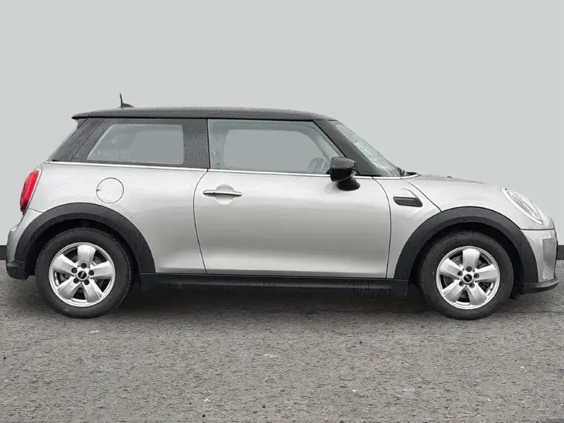Usado Mini Cooper Classic 134 HP (98 kW) 2023 Prateado Citadino