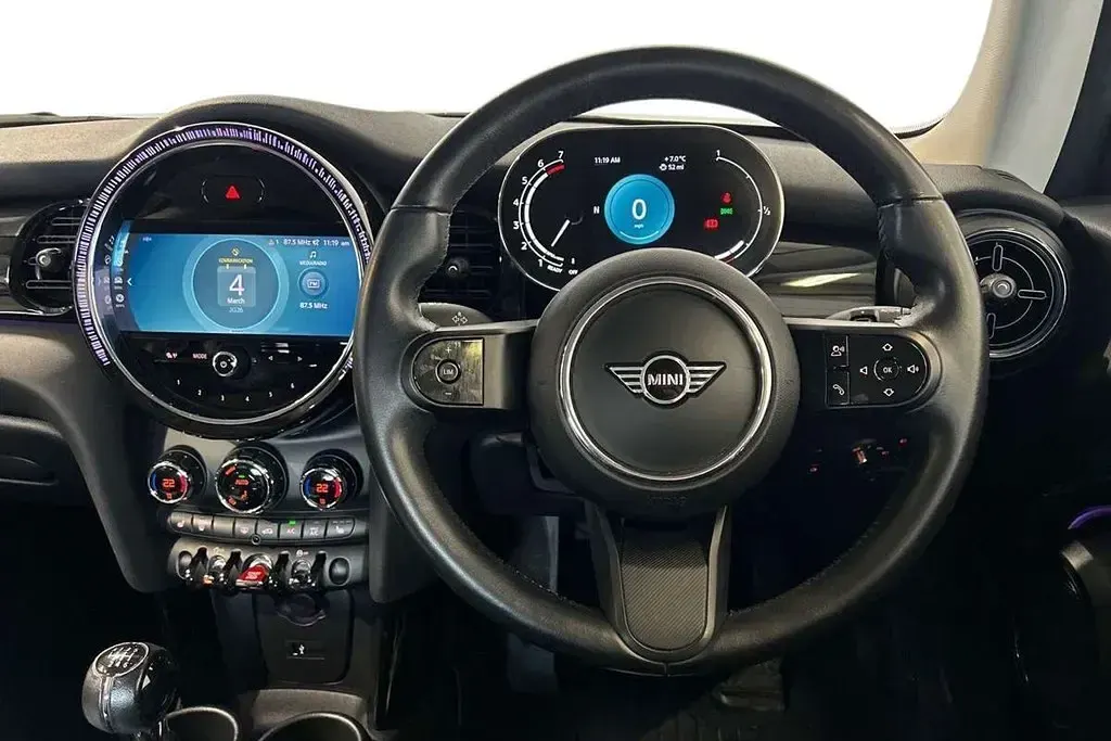 Używany Mini Cooper Classic 136 KM (100 kW) 2021 Niebieski Hatchback