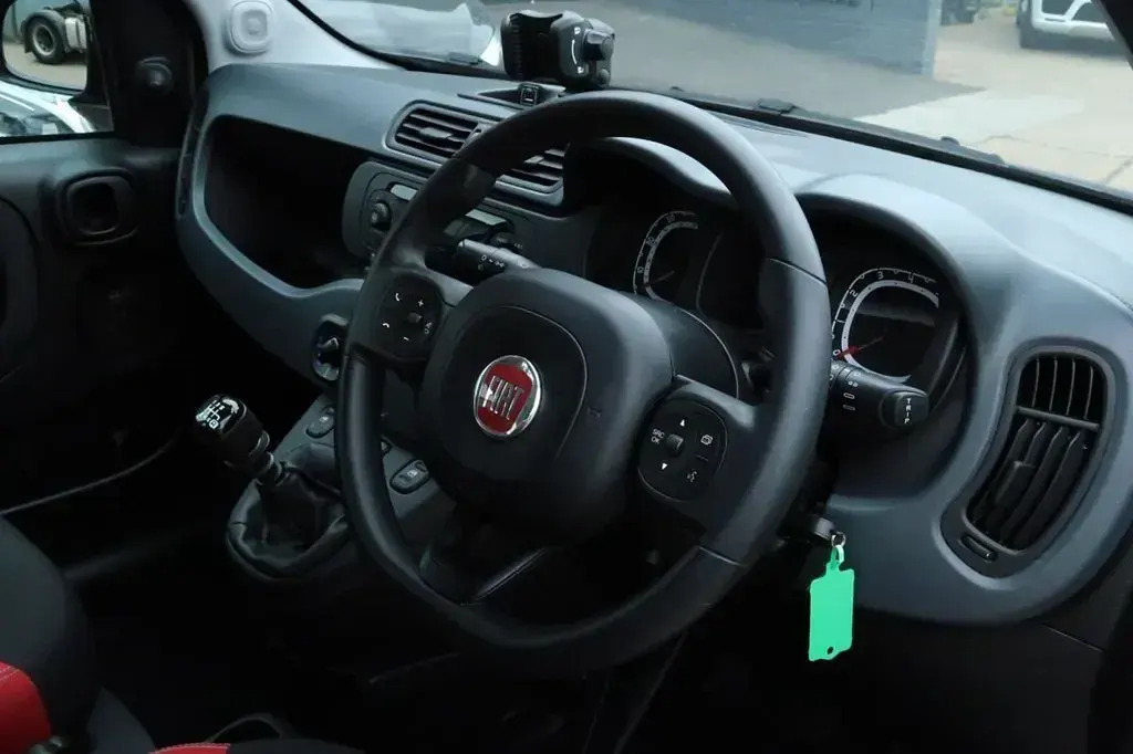 Usado Fiat Panda Easy 70 HP (51 kW) 2021 Prateado Citadino