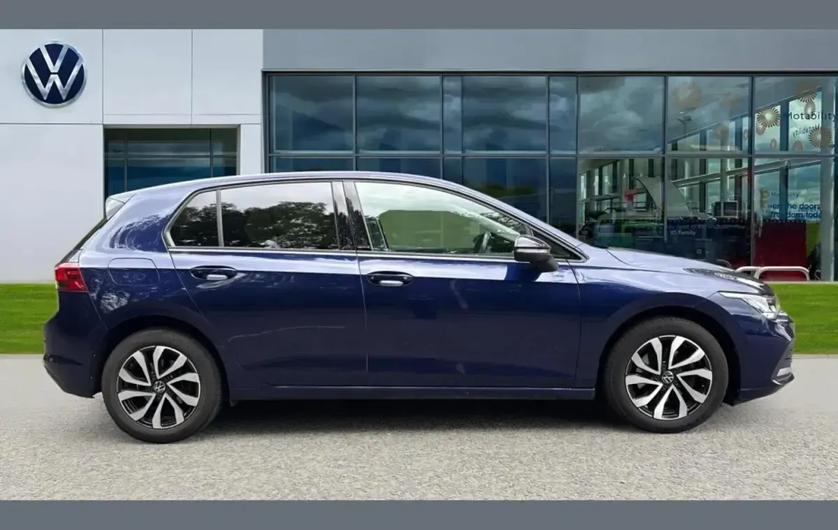 Used VW Golf VIII Active 147 HP (108 kW) 2022 Blue Hatchback
