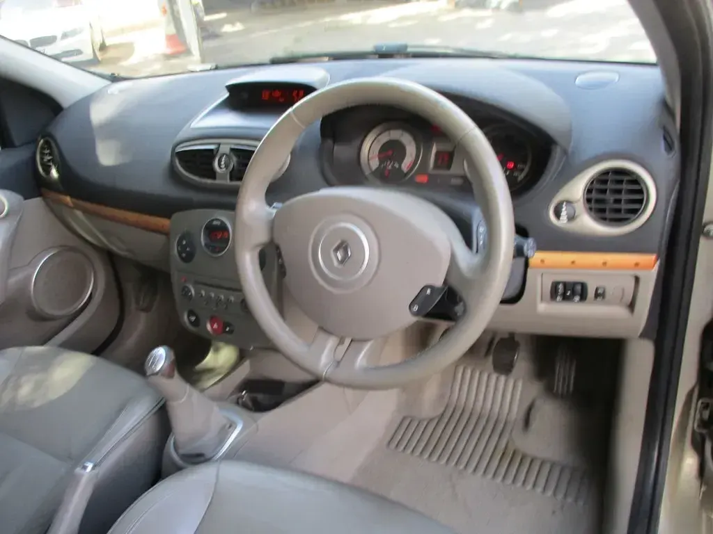 Used Renault Clio Initiale 111 HP (81 kW) 2007 Gold Hatchback