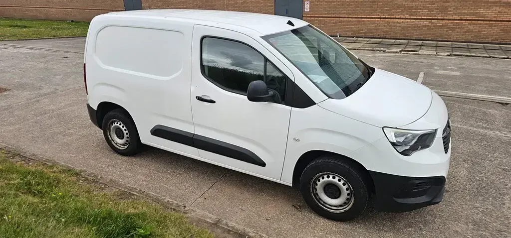 Used Vauxhall Combo Edition 100 HP (73 kW) 2019 Polar white MPV