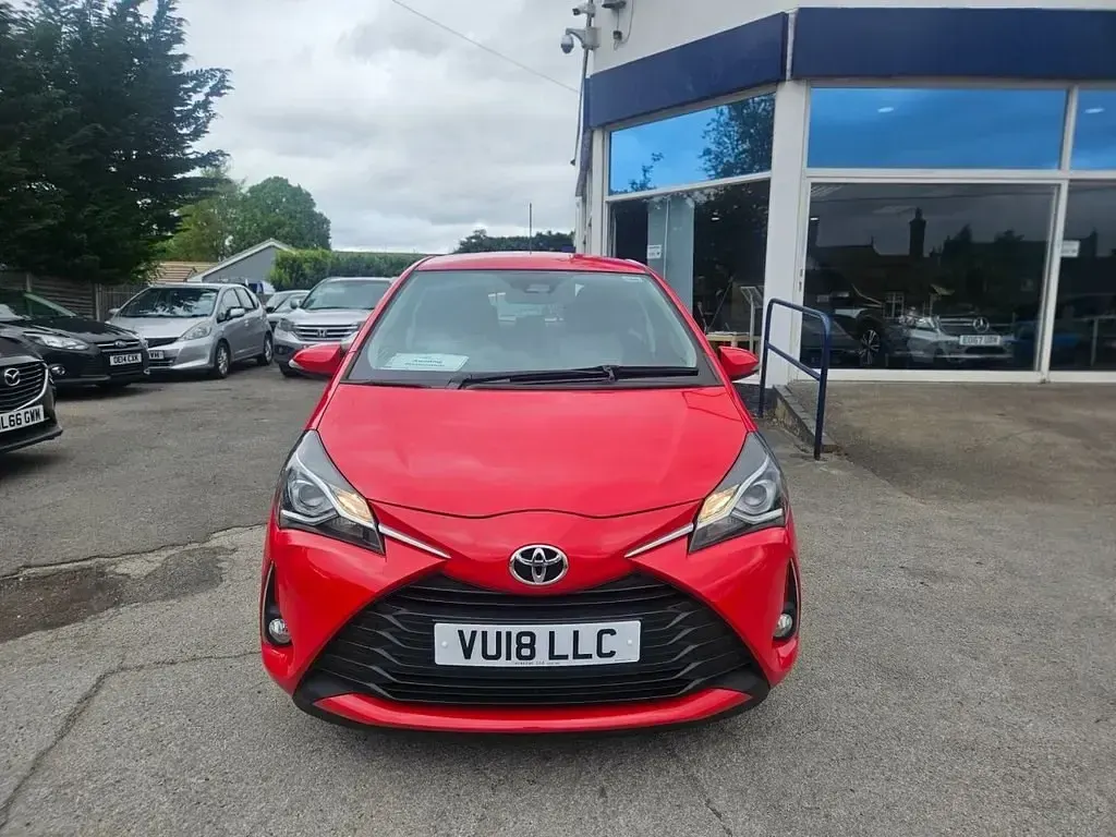 Usado Toyota Yaris 111 HP (81 kW) 2018 Vermelho Citadino