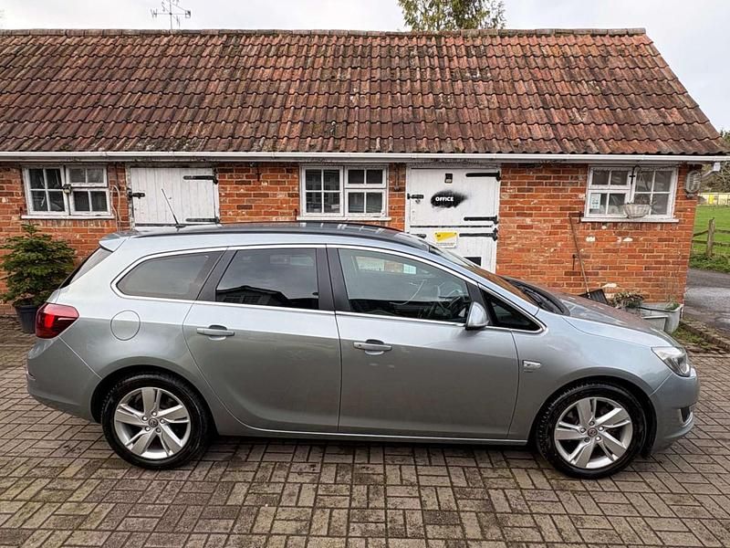 Used Vauxhall Astra SRi 163 HP (119 kW) 2014 Silver Estate