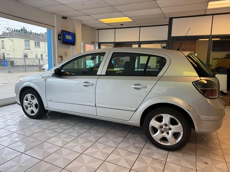 Used Vauxhall Astra Club 90 HP (66 kW) 2007 Silver Hatchback