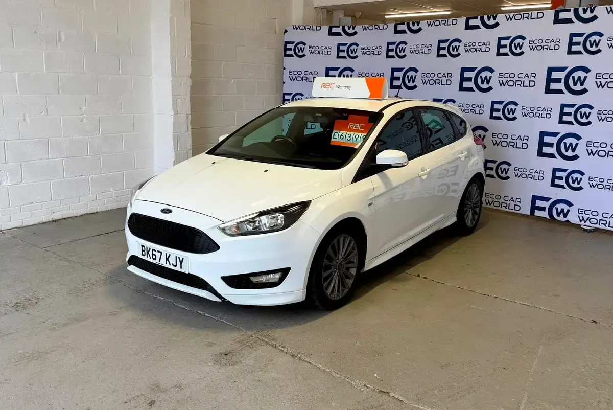 Used Ford Focus ST-Line 125 HP (91 kW) 2017 White Hatchback