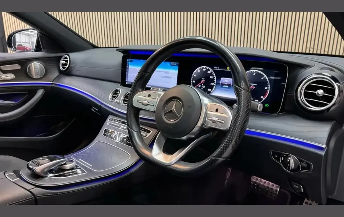 Usado Mercedes E300 AMG line 245 HP (180 kW) 2020 Azul Sedan