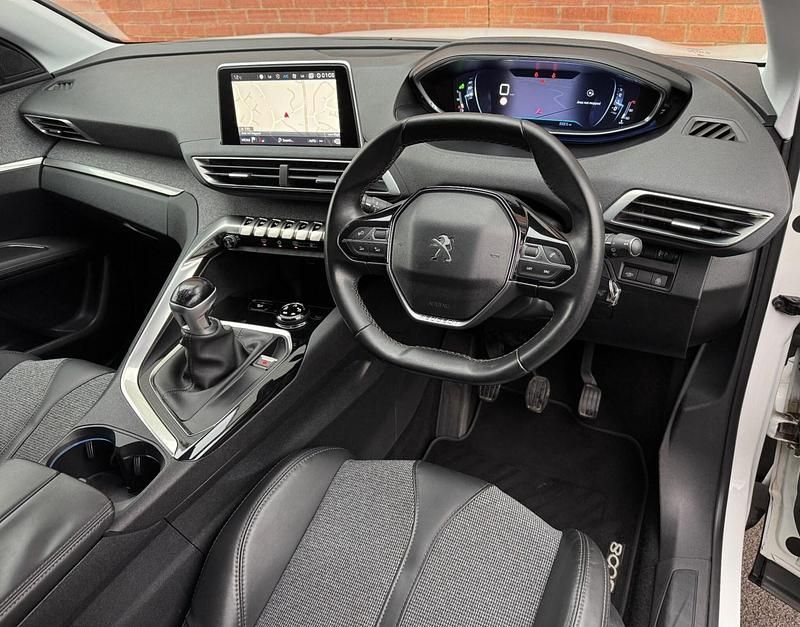 Used Peugeot 3008 Allure 120 HP (88 kW) 2017 White Hatchback