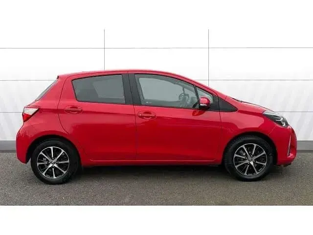 Używany Toyota Yaris 111 KM (81 kW) 2018 Czerwony Hatchback