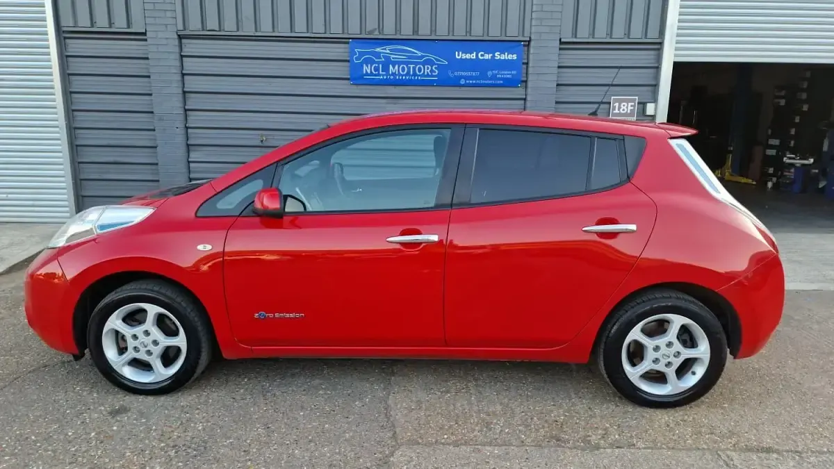 Used Nissan Leaf Acenta 30 kW (41 HP) 2016 Red Hatchback