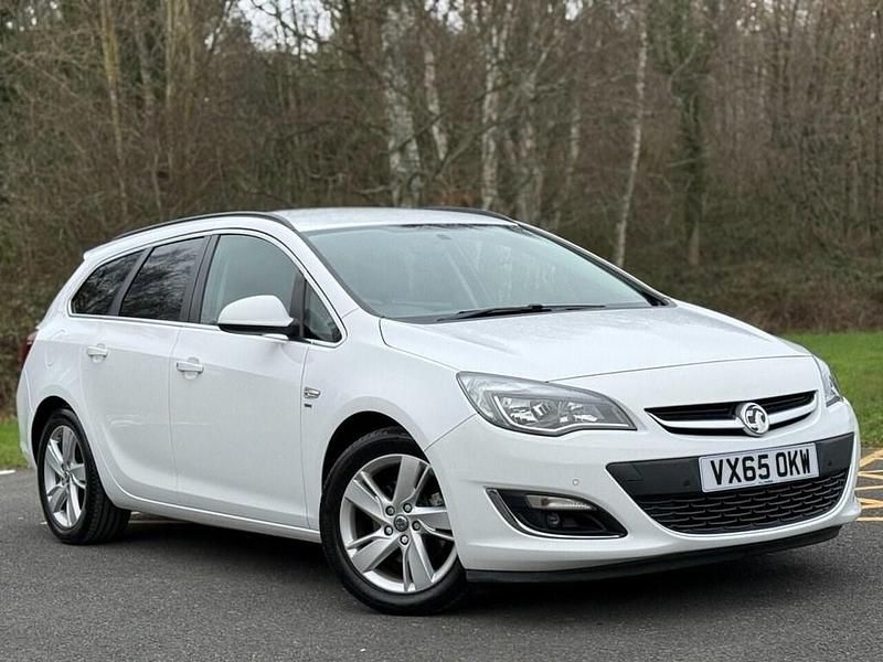 Used Vauxhall Astra SRi 136 HP (100 kW) 2016 White Estate