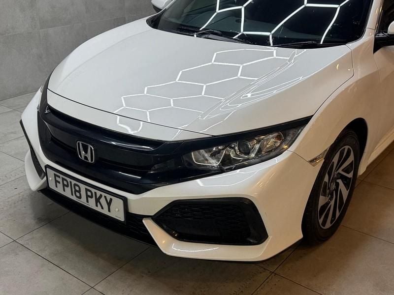 Used Honda Civic SE 2018 White Hatchback
