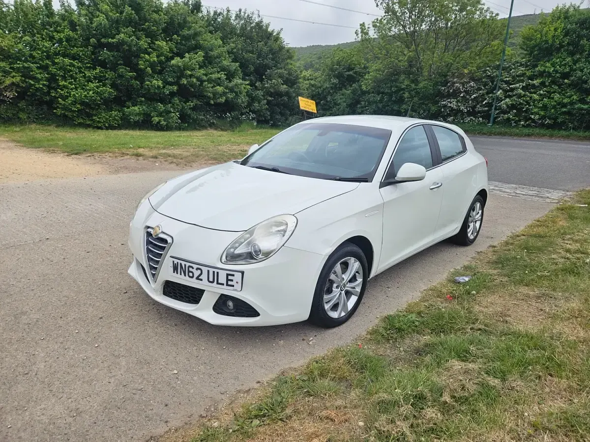 Used Alfa Romeo Giulietta Lusso 140 HP (102 kW) 2012 White Hatchback
