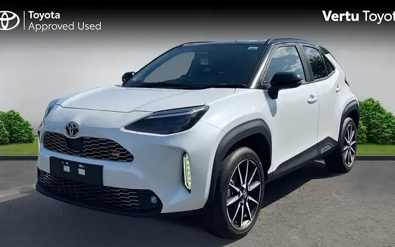 New Toyota Yaris Hybrid Sport 131 HP (96 kW) 2026 Platinum white pearl bitone (premium paint) Estate