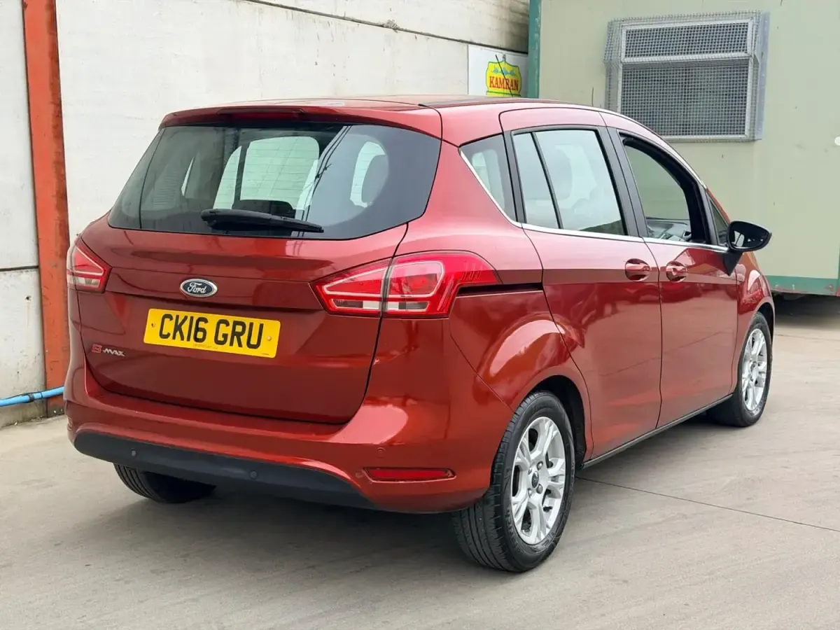 Usado Ford B-MAX Zetec 95 HP (69 kW) 2016 Vermelho Monovolume