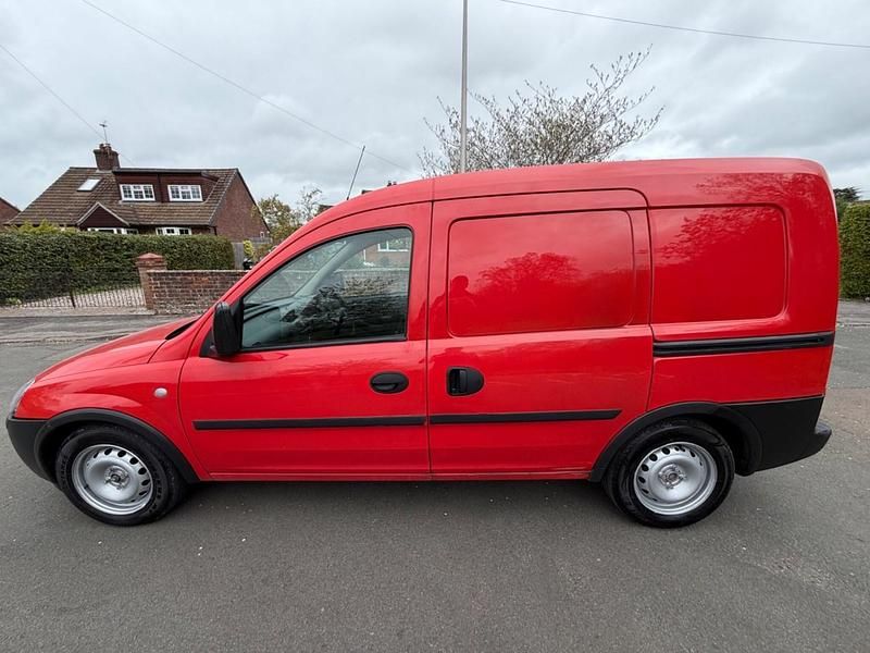 Second-hand Vauxhall Combo 75 CP (55 kW) 2008 Roșu Monovolum