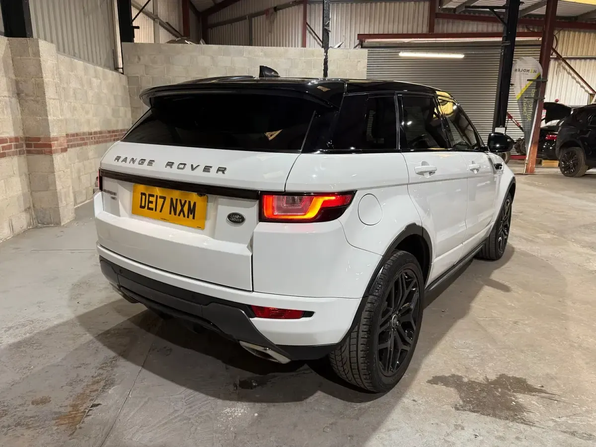 Used Land Rover Range Rover evoque HSE Dynamic 180 HP (132 kW) 2017 White Estate