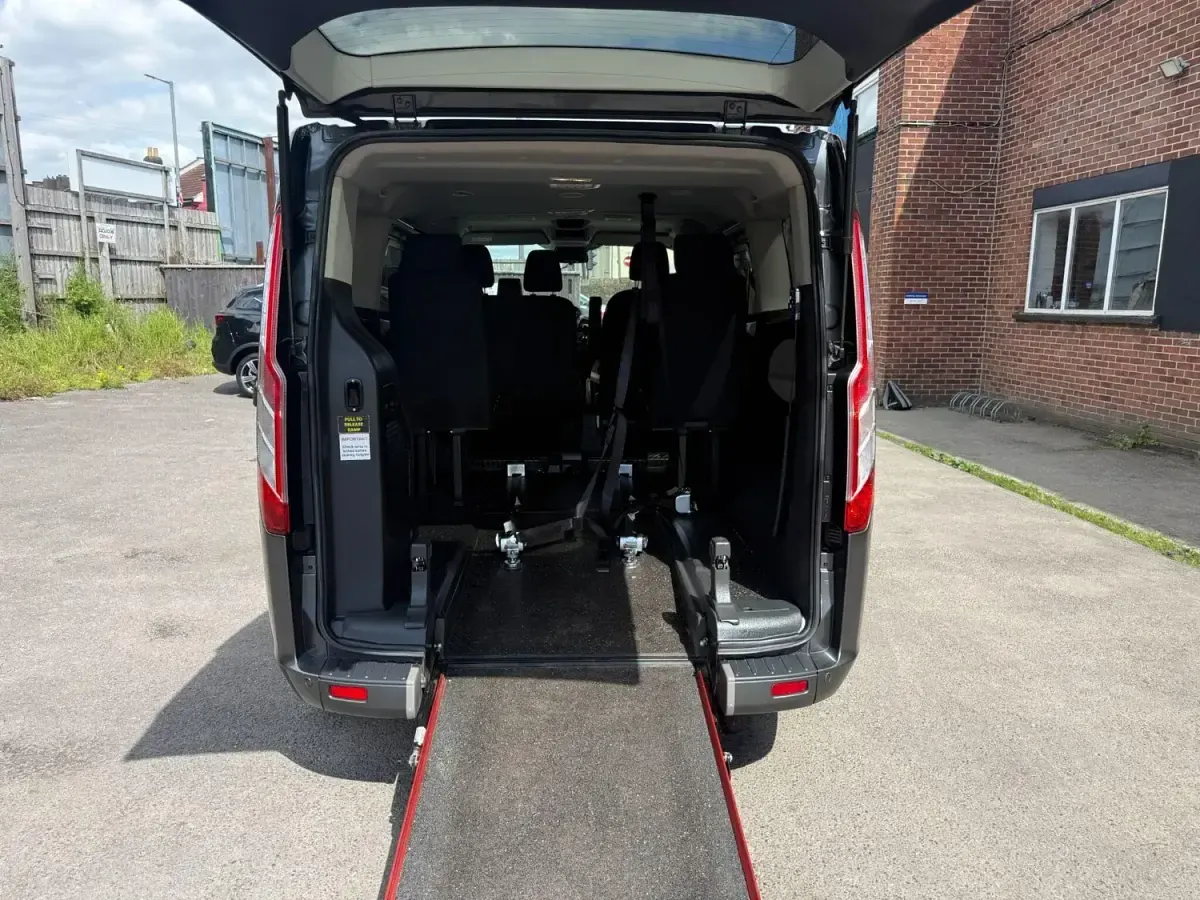 Usado Ford Tourneo Titanium 130 HP (95 kW) 2017 Cinzento Monovolume