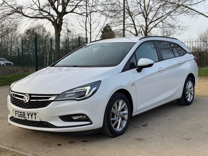 Used Vauxhall Astra Design Edition 110 HP (80 kW) 2019 White Estate