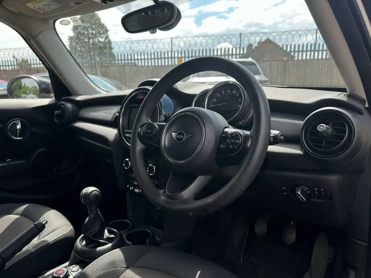 Używany Mini Cooper Classic 2019 Biały Hatchback
