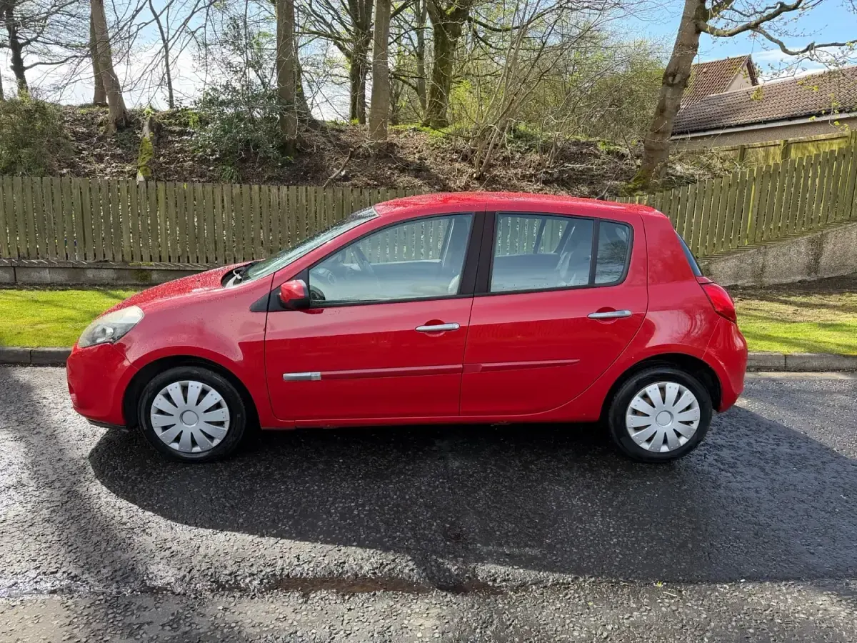 Usado Renault Clio II Expression 74 HP (54 kW) 2011 Vermelho Citadino