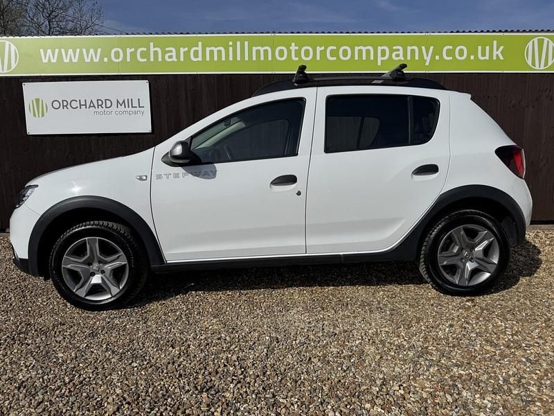 Used Dacia Sandero Essentiel 90 HP (66 kW) 2020 White Hatchback