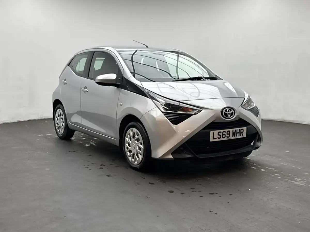 Used Toyota Aygo X-play 72 HP (52 kW) 2019 Silver Hatchback