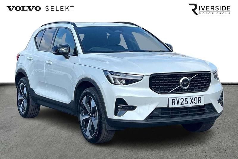 Crystal white Used 2025 Volvo XC40 Plus SUV | £34,690 (Fair price) - Image 1/4