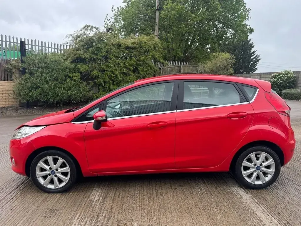 Second-hand Ford Fiesta Zetec 94 CP (69 kW) 2011 Roșu Hatchback
